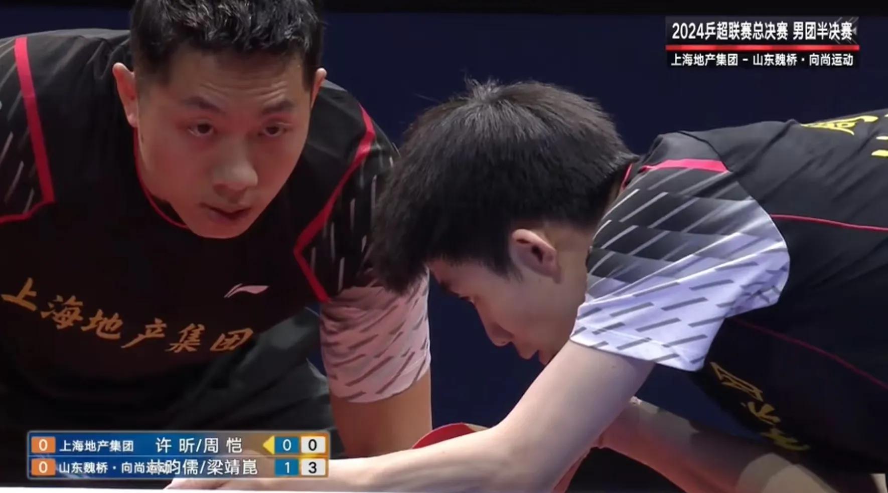 双方拼尽全力,比分胶着紧张 双方拼尽全力,比分胶着紧张