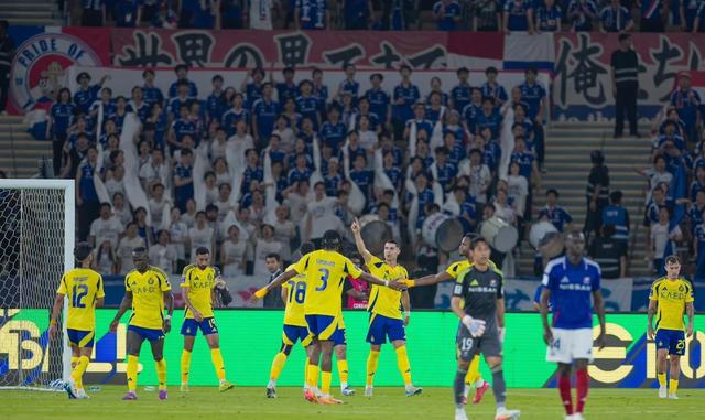 沙特球队冲上亚冠榜首,球迷狂热庆祝 沙特球队冲上亚冠榜首,球迷狂热庆祝