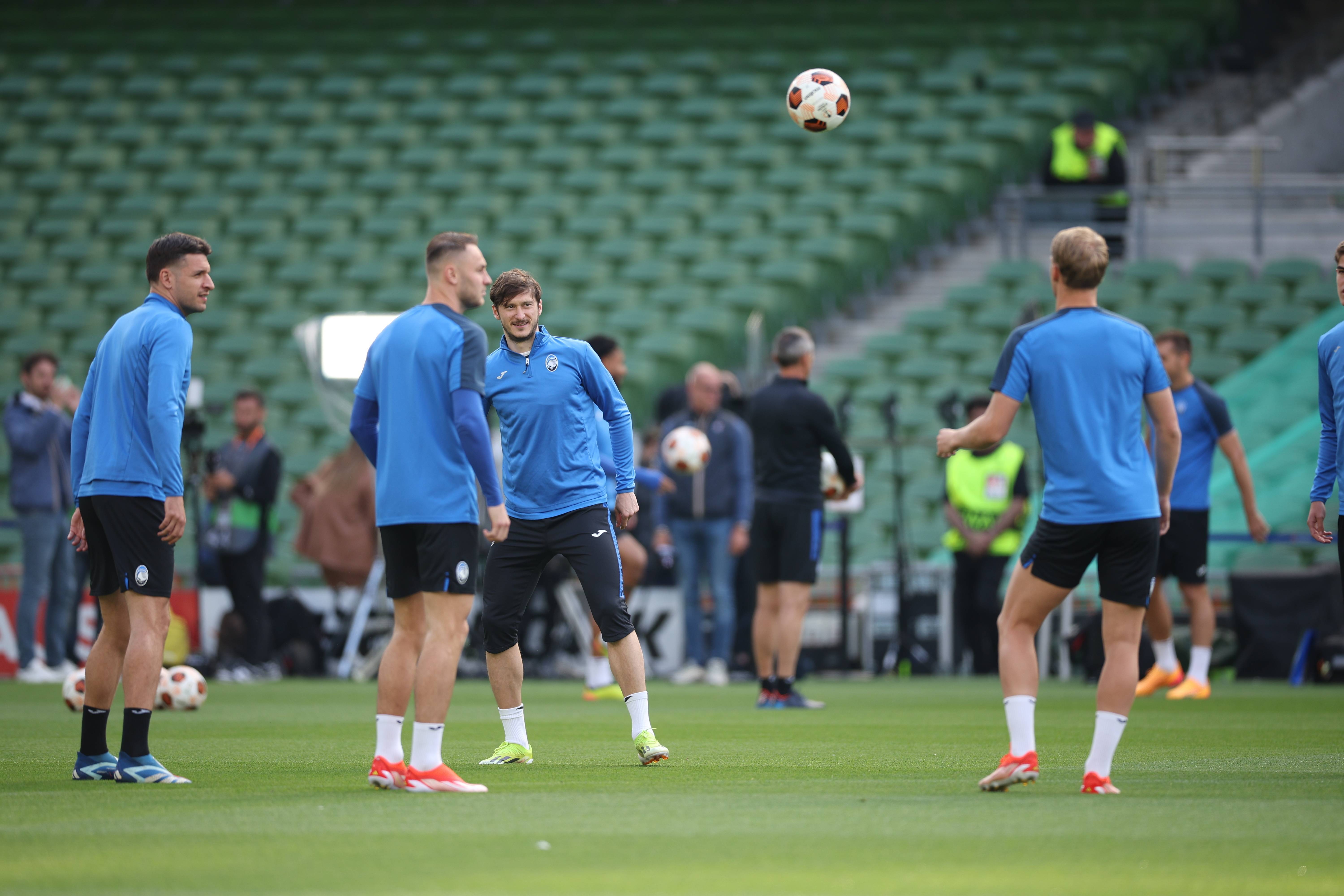 B体育体育教练-欧洲足球盛事打响，各队士气高昂备战