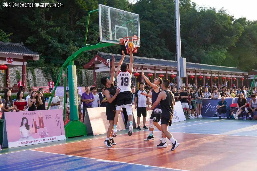 火热的篮球赛事，引来众多球迷观赏的简单介绍