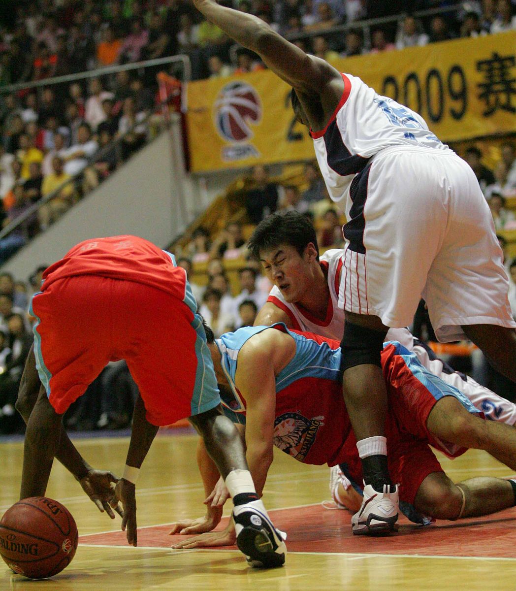 运动员们在赛场上争分夺秒，争取胜利