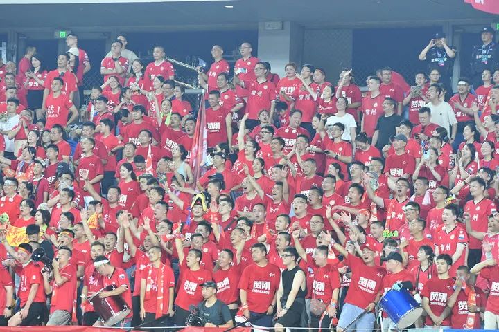 比赛现场气氛燃烧，球迷为球队加油助威