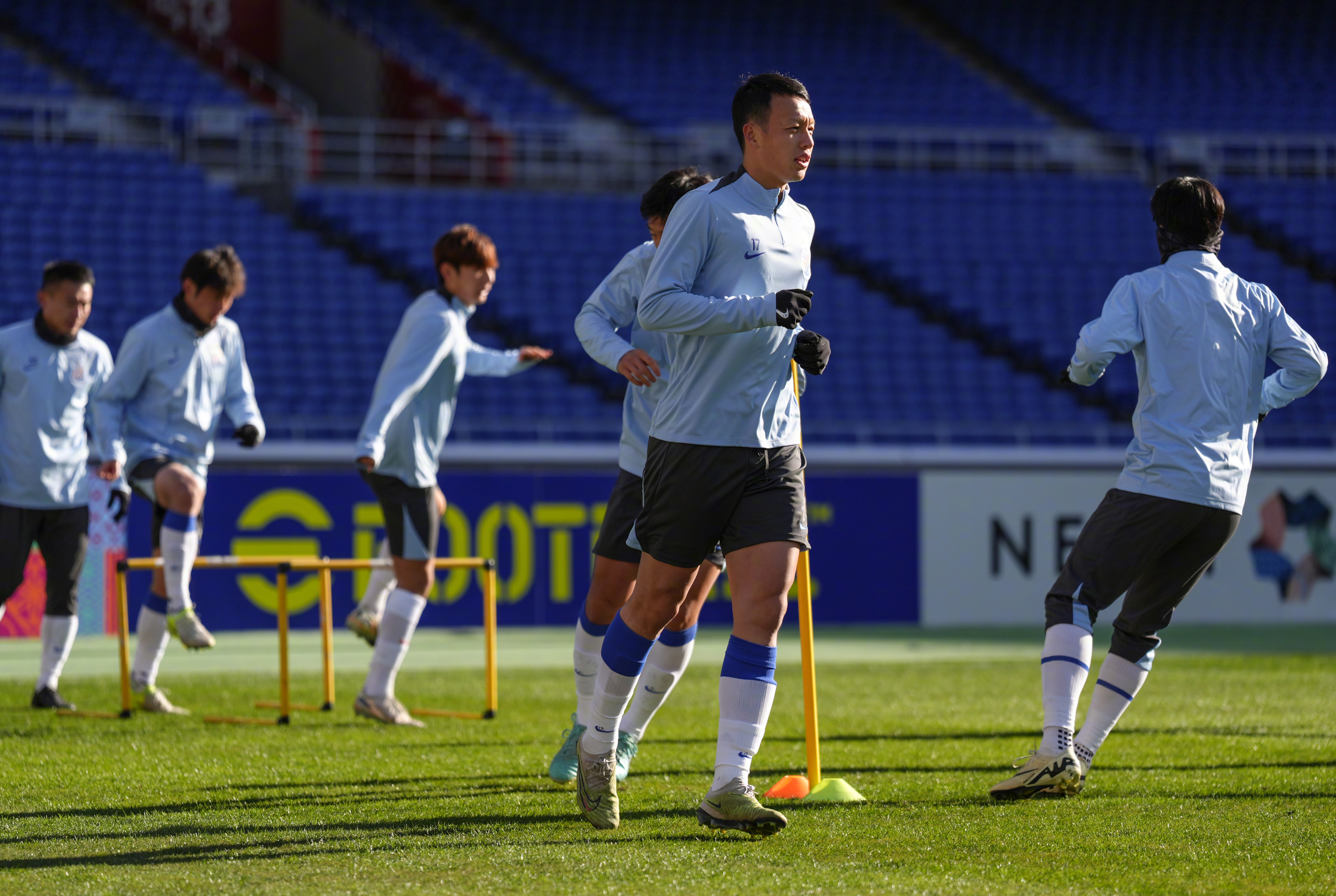 各队球员备战比赛，全力以赴迎战对手