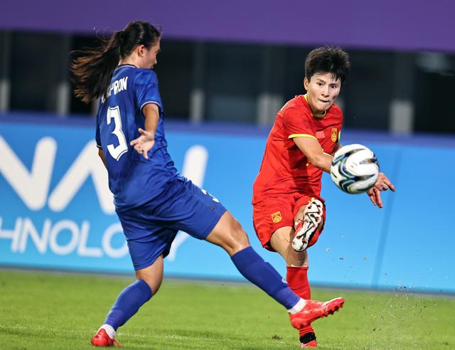 亚洲女足选手在比赛中奋勇拼搏 亚洲女足选手在比赛中奋勇拼搏