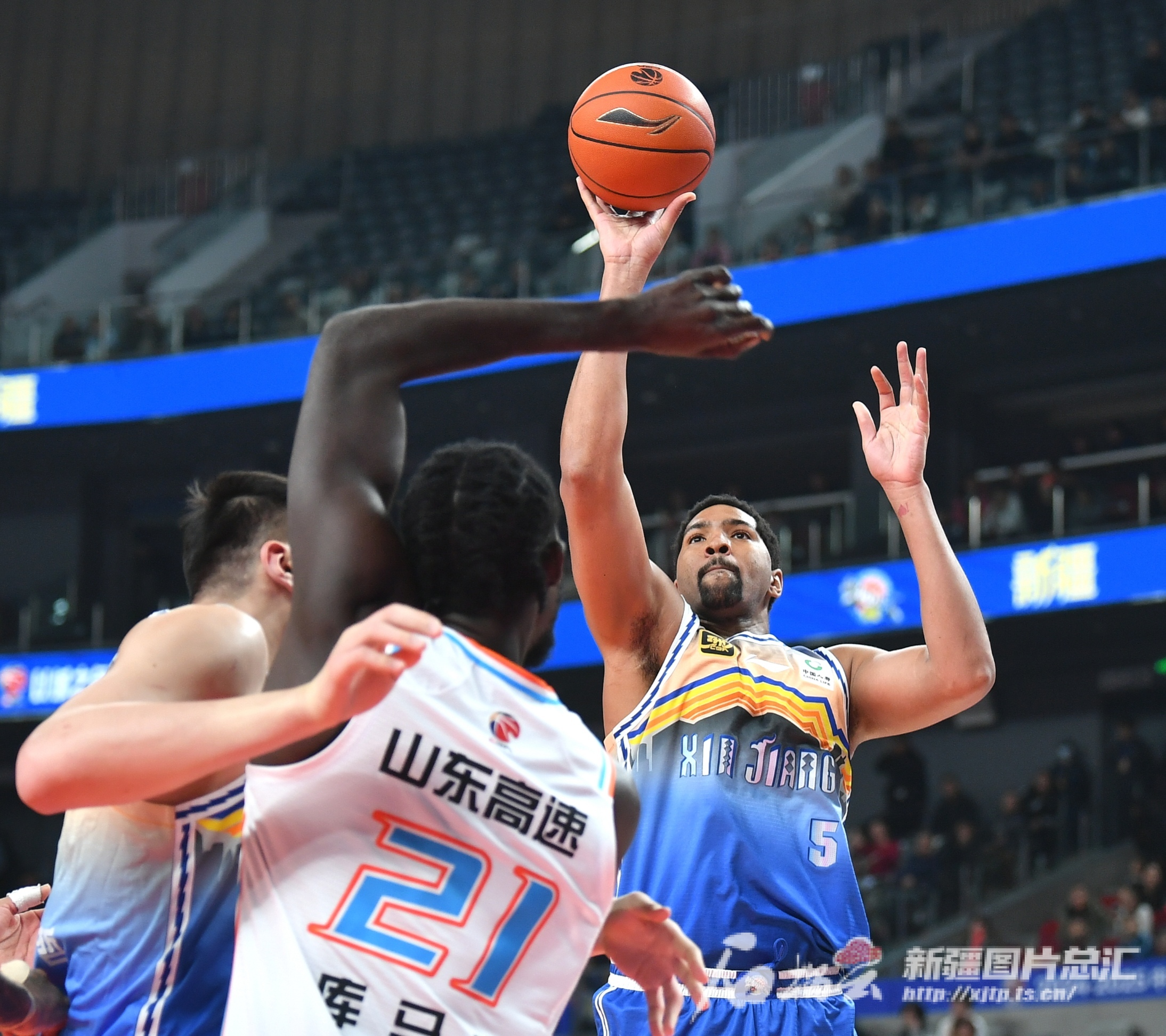 B体育体育app-河南男篮主场战胜新疆队，豪取胜利