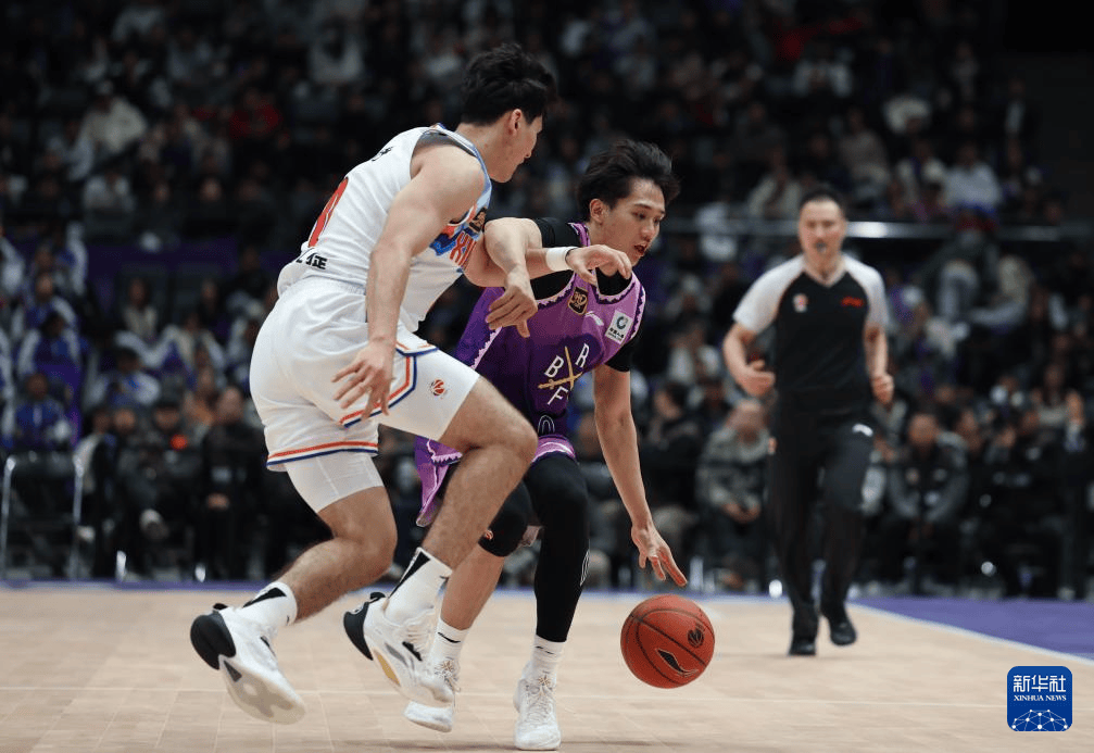 河南男篮主场战胜新疆队，豪取胜利